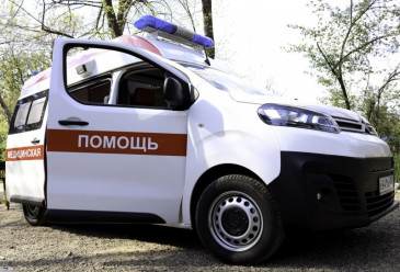 Автомобиль скорой помощи с открытой дверью